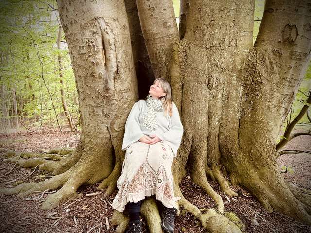 Kvinde gruppe Iduns hjerte træ i skoven